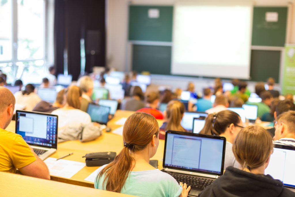 Elever vid datorer på en föreläsning