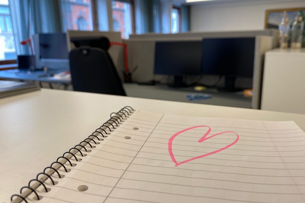 Ritat hjärta på block i ett kontorslandskap