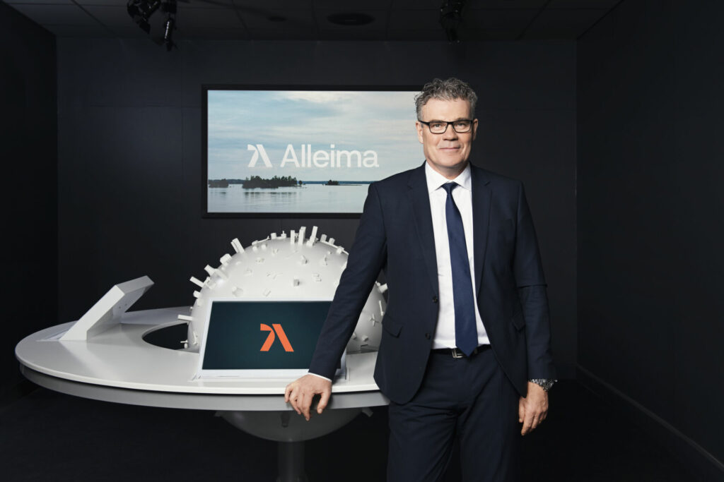 Göran Björkman, Alleima, framför logotyp och svart bakgrund