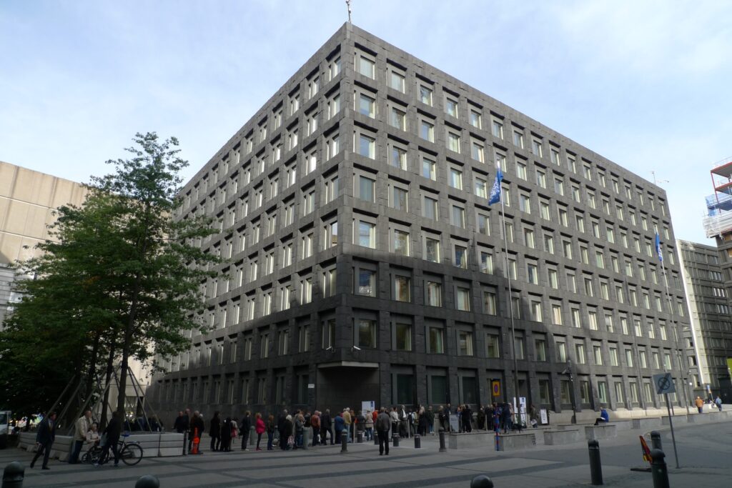 Riksbanken öppnar för räntesänkning i maj