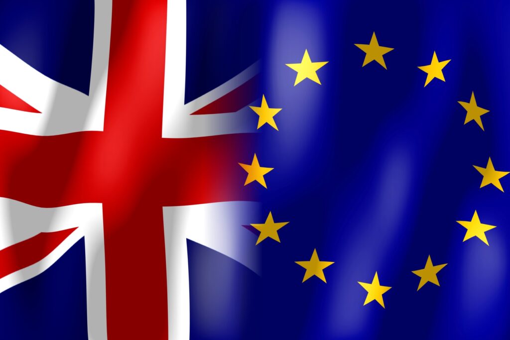 sammanklippt brittisk och EU-flagga